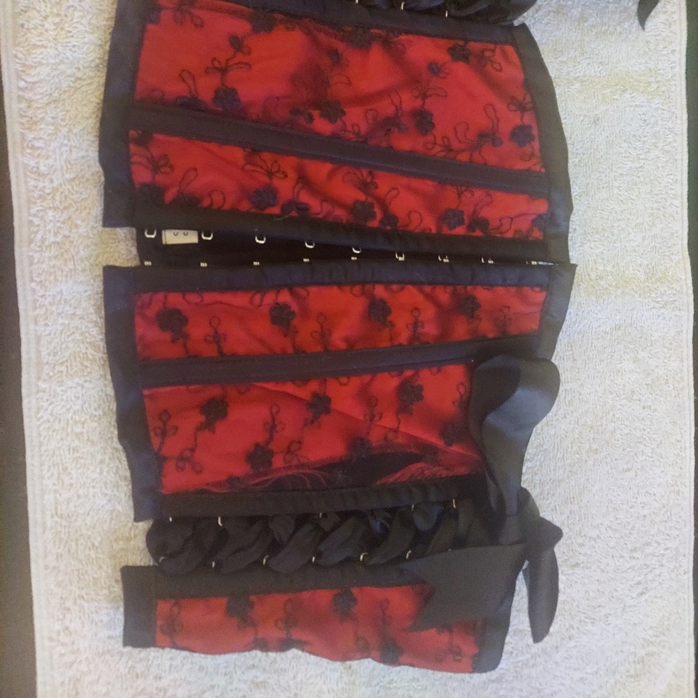 CatherineCoatney Waist clincher Goth